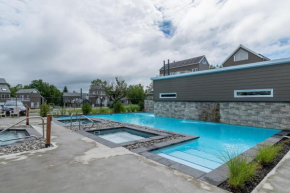 Condo climatisé près du Mont Sainte-Anne avec parc aquatique, piscine, spa, gym, arcades et billard !